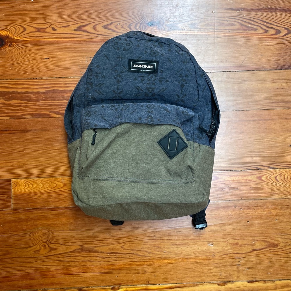 NWOT Dakine Backpack 21L